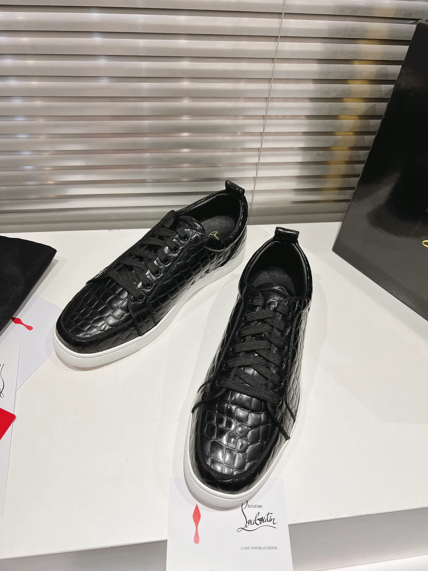 👟👟Ex-factory price 680👟👟 ╔Low top black stone pattern rim model╗ ·Top version customization·²⁰²²𝐬𝐬 𝑪𝒉𝒓𝒊𝒔𝒕𝒊𝒂𝒏 𝑳𝒐𝒖𝒃𝒐𝒖𝒕𝒊𝒏 ▪️No matter the last shape, fabric, diamonds, nails, lining, outsole, they are as close as possible to ZP... ▪️The original sole is specially provided by the original factory ▪️The lining is imported water-dyed cowhide ▪️Private customization time is about 3-7 days —————— Size: Women's 35M-41M Men's 38M-47M, half size can be customized